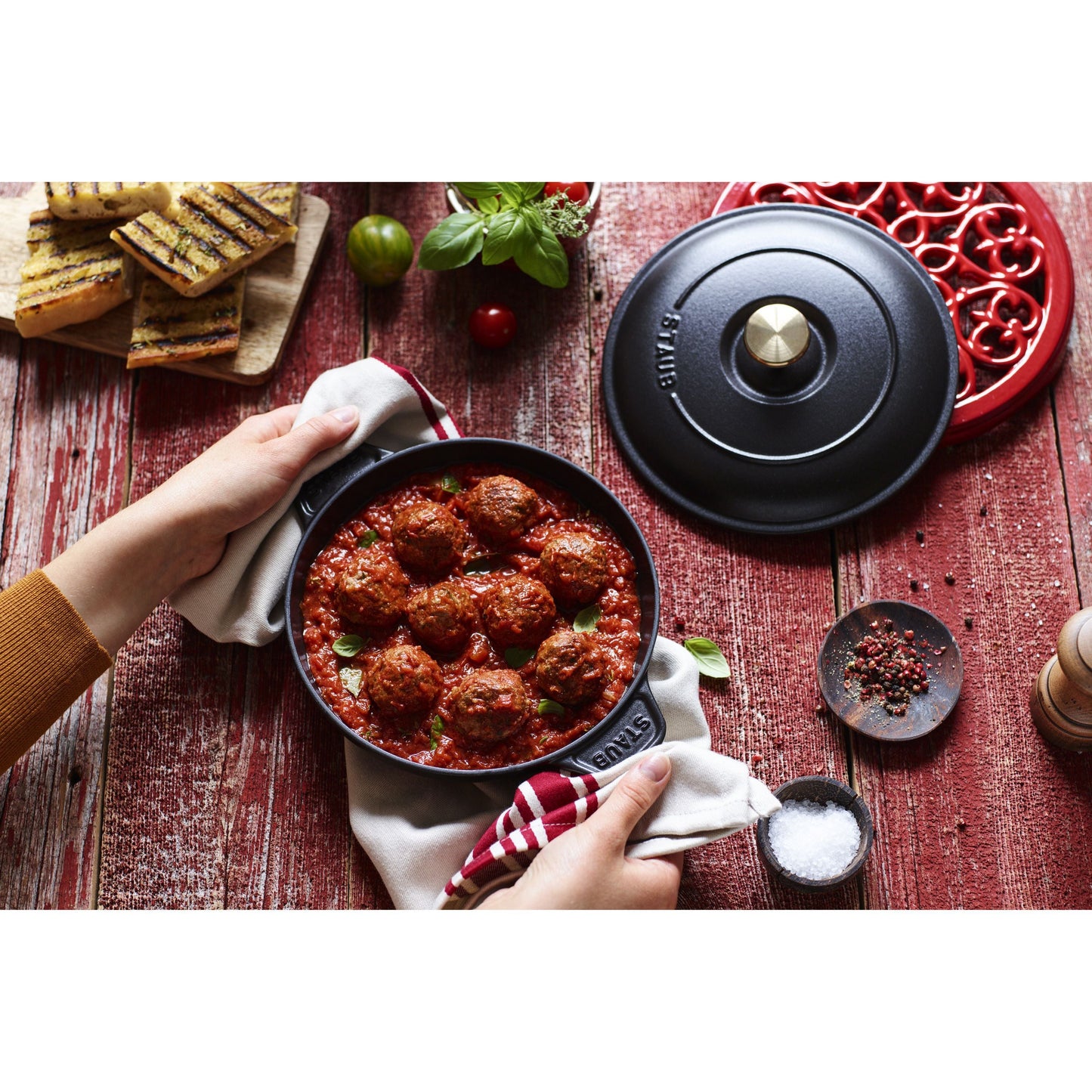 STAUB Specialities 750 ml Cast Iron Round Oven Dish With Lid, Black